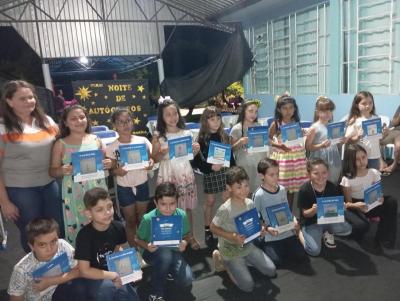 Noite de AutÃ³grafos reuniu centenas de pessoas em Rio Bonito do IguaÃ§u